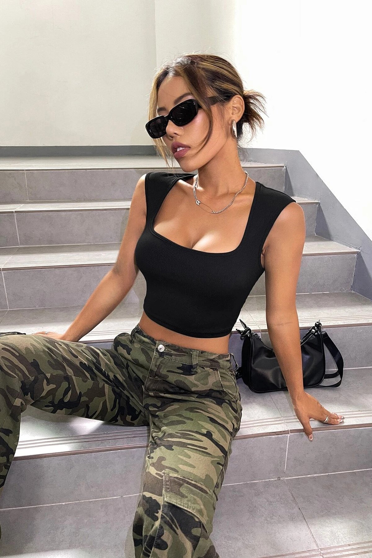 Kadın Siyah Kare Yaka Kalınlaşan Omuz Detaylı Crop Top Bluz — görsel 3