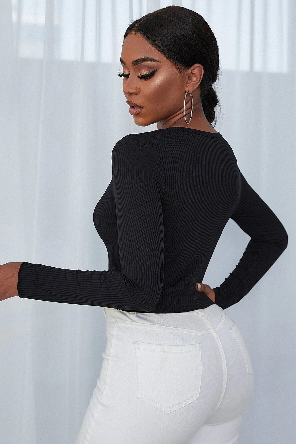 Kadın Siyah Uzun Kollu Düğmeli Göğüs ve Göbek Dekolteli Crop Top Bluz — görsel 2