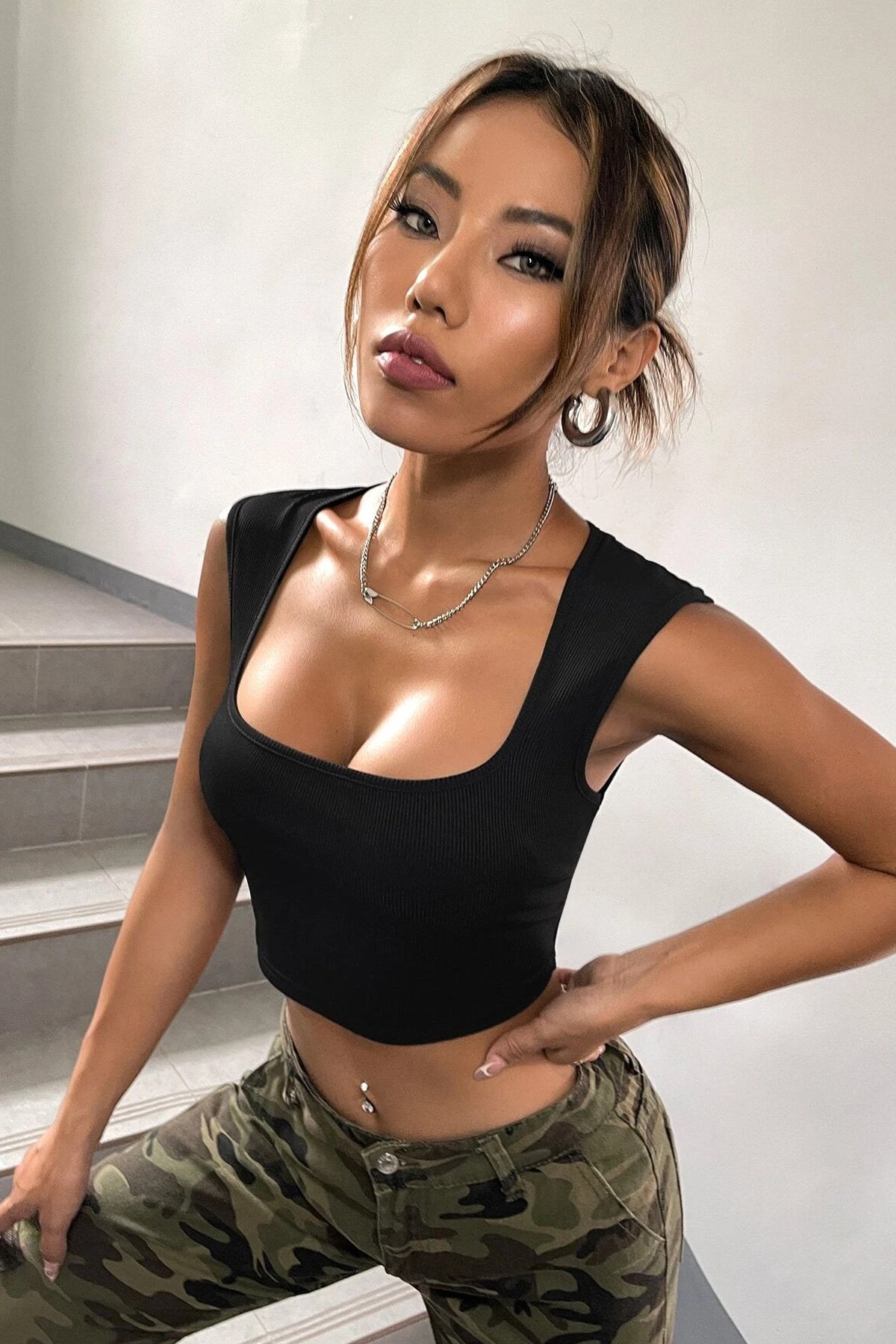 Kadın Siyah Kare Yaka Kalınlaşan Omuz Detaylı Crop Top Bluz — görsel 5