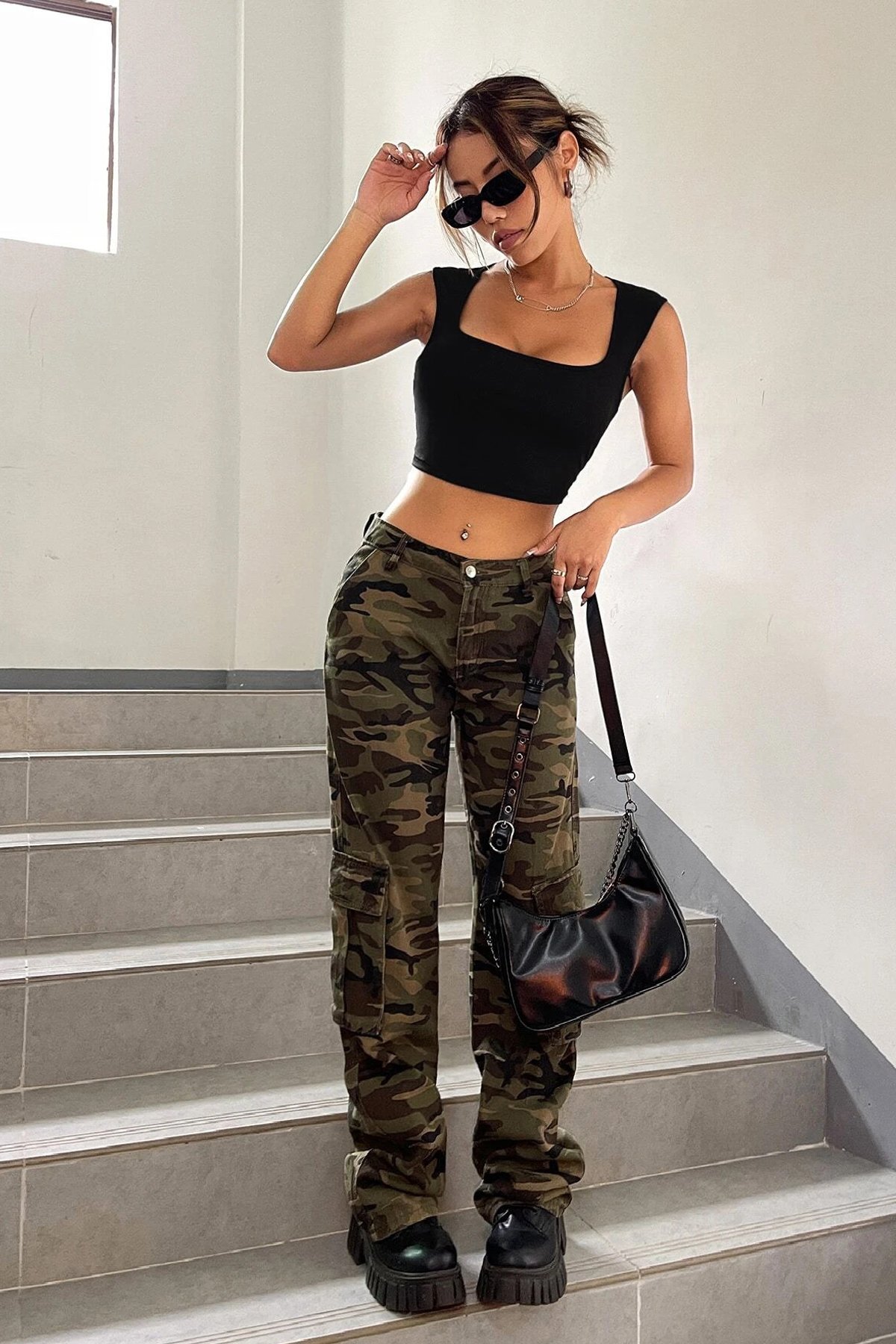 Kadın Siyah Kare Yaka Kalınlaşan Omuz Detaylı Crop Top Bluz — görsel 4